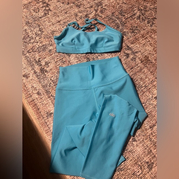 ALO Yoga Other - Alo Yoga matching set, small bra en medium pants.